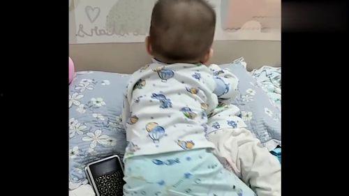 吃瓜双胞胎萌娃视频,萌态百出笑翻网友